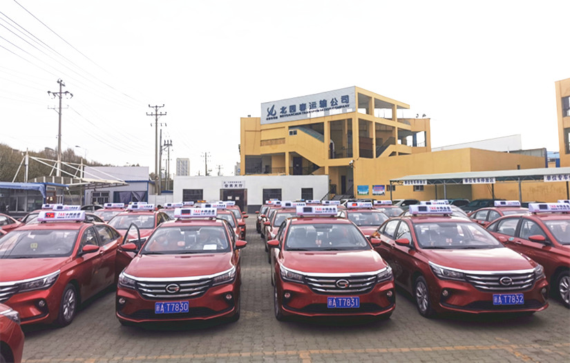40輛車整齊擺放在公司院內(nèi)，等待發(fā)車儀式_副本.jpg